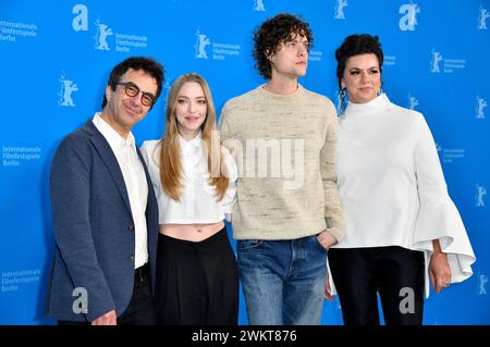 Atom Egoyan, Amanda Seyfried, Douglas Smith und Ambur Braid beim Photocall zum Kinofilm 'Seven Veils' auf der Berlinale 2024 / 74. Internationale Filmfestspiele Berlin im Hotel Grand Hyatt. Berlin, 22.02.2024 Banque D'Images