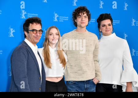 Atom Egoyan, Amanda Seyfried, Douglas Smith und Ambur Braid beim Photocall zum Kinofilm 'Seven Veils' auf der Berlinale 2024 / 74. Internationale Filmfestspiele Berlin im Hotel Grand Hyatt. Berlin, 22.02.2024 Banque D'Images