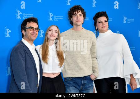 Atom Egoyan, Amanda Seyfried, Douglas Smith und Ambur Braid beim Photocall zum Kinofilm 'Seven Veils' auf der Berlinale 2024 / 74. Internationale Filmfestspiele Berlin im Hotel Grand Hyatt. Berlin, 22.02.2024 Banque D'Images