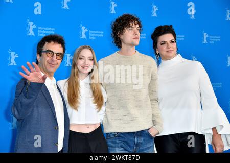 Atom Egoyan, Amanda Seyfried, Douglas Smith und Ambur Braid beim Photocall zum Kinofilm 'Seven Veils' auf der Berlinale 2024 / 74. Internationale Filmfestspiele Berlin im Hotel Grand Hyatt. Berlin, 22.02.2024 Banque D'Images