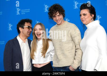 Atom Egoyan, Amanda Seyfried, Douglas Smith und Ambur Braid beim Photocall zum Kinofilm Seven Veils auf der Berlinale 2024 / 74. Internationale Filmfestspiele Berlin im Hotel Grand Hyatt. Berlin, 22.02.2024 *** Atom Egoyan, Amanda Seyfried, Douglas Smith et Ambur Braid lors de l'appel photo pour le long métrage Seven Veils au Festival international du film de Berlin de Berlinale 2024 74 à l'Hôtel Grand Hyatt Berlin, 22 02 2024 Foto:XC.xNiehausx/xFuturexImagex veils 4280 Banque D'Images