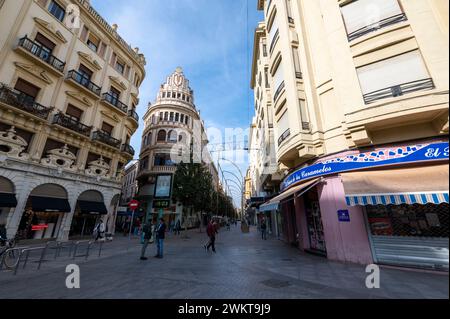 Calle Cruz Conde est l'une des rues principales de Cordoue, composée de magasins haut de gamme et bien connus dans la ville historique de Cordoue en Andalousie, s. Banque D'Images