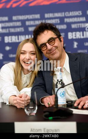 Amanda Seyfried und Atom Egoyan BEI der Pressekonferenz zum Kinofilm sept voiles auf der Berlinale 2024 / 74. Internationale Filmfestspiele Berlin im Hotel Grand Hyatt. Berlin, 22.02.2024 *** Amanda Seyfried et Atom Egoyan lors de la conférence de presse du long métrage sept voiles au Festival international du film de Berlin de la Berlinale 2024 74 à l'Hôtel Grand Hyatt Berlin, 22 02 2024 Foto:XC.xNiehausx/xFuturexImagex voiles 4297 Banque D'Images