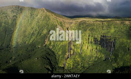 Paysage aux Açores avec cascades et falaises de l'île de Flores. Le Portugal. Banque D'Images