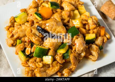 Poulet sauté chinois Kung Pao avec poivrons et légumes Banque D'Images