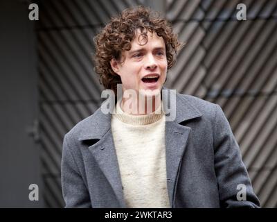 Berlin / Allemagne, 22 février 2024. L'acteur Douglas Smith sort de la conférence de presse derrière l'hôtel Grand Hyatt et rencontre des fans qui l'attendent. Crédits : Walter Gilgen Banque D'Images