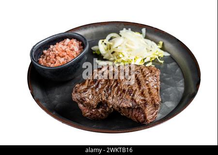 Bifteck de chevreuil avec sel de mer et salade. Isolé sur fond blanc Banque D'Images