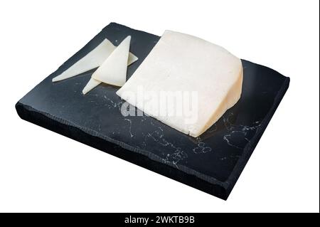 Fromage de chèvre dur sur planche de marbre. Isolé sur fond blanc Banque D'Images