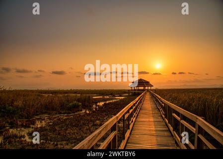 Pont en bois au coucher du soleil dans le parc national Khao Sam Roi Yod, province de Prachupkhirikhan, Thaïlande. Mise au point sélective. Banque D'Images