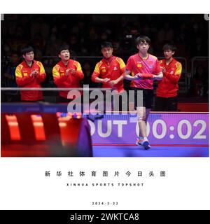 Pékin, Corée du Sud. 22 février 2024. Wang Chuqin (avant) de Chine marche vers la table lors du match de quart de finale par équipe masculine entre la Chine et le Japon lors de la finale des Championnats du monde de tennis de table par équipe ITTF Busan 2024 à Busan, Corée du Sud, le 22 février 2024. Crédit : Tao Xiyi/Xinhua/Alamy Live News Banque D'Images