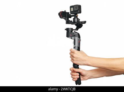 Vidéo portable noir moderne et stabilisateur photo dans les mains féminines sur fond blanc. Vue latérale Banque D'Images