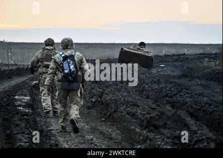 RÉGION de ZAPORIZHZHIA, UKRAINE - 21 FÉVRIER 2024 - des militaires de la 65e Brigade mécanisée séparée des forces terrestres des forces armées ukrainiennes sont vus dans la banlieue de Robotyne, région de Zaporizhzhia, au sud-est de l'Ukraine. Banque D'Images