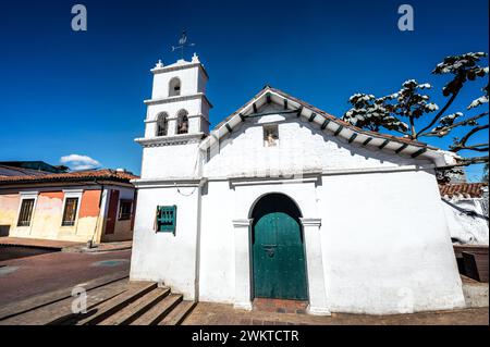 Petite église blanche à Chorro de Quevedo à Bogota, Colombie Banque D'Images