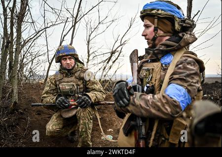 RÉGION de ZAPORIZHZHIA, UKRAINE - 21 FÉVRIER 2024 - des militaires de la 65e Brigade mécanisée séparée des forces terrestres des forces armées ukrainiennes sont vus près de Robotyne, région de Zaporizhzhia, au sud-est de l'Ukraine. Banque D'Images