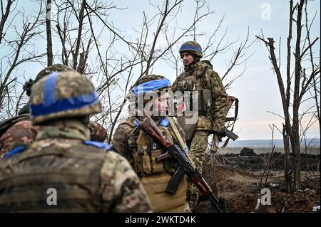 RÉGION de ZAPORIZHZHIA, UKRAINE - 21 FÉVRIER 2024 - des militaires de la 65e Brigade mécanisée séparée des forces terrestres des forces armées ukrainiennes sont vus près de Robotyne, région de Zaporizhzhia, au sud-est de l'Ukraine. Banque D'Images