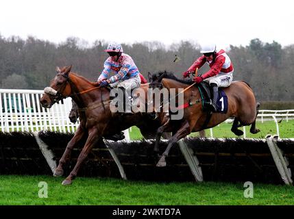 TWP Stori monté par le jockey Robert Dunne (à gauche) et Emotional Memories monté par le jockey Tom Bellamy en action alors qu'ils concourent dans le AT the races App Expert Tips handicap Hurdle à l'hippodrome de Lingfield Park, Surrey. Date de la photo : jeudi 22 février 2024. Banque D'Images