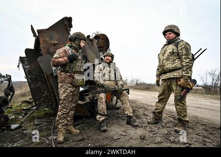 RÉGION de ZAPORIZHZHIA, UKRAINE - 21 FÉVRIER 2024 - des militaires de la 65e Brigade mécanisée séparée des forces terrestres des forces armées ukrainiennes ont une respiration près de Robotyne, région de Zaporizhzhia, au sud-est de l'Ukraine. Banque D'Images