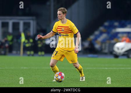 Naples, Italie. 21 février 2024. Frenkie de Jong du FC Barcelone en action lors de la manche de la Ligue des champions de l'UEFA du 16e match aller-retour entre la SSC Napoli et le FC Barcelone au Stadio Maradona le 21 février 2023 à Napoli, Italie . Crédit : Marco Canoniero/Alamy Live News Banque D'Images