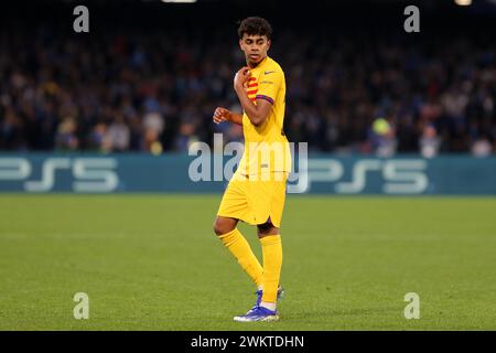 Naples, Italie. 21 février 2024. Lamine Yamal du FC Barcelone regarde lors de la manche 16 de la Ligue des champions de l'UEFA entre la SSC Napoli et le FC Barcelone au Stadio Maradona le 21 février 2023 à Napoli, en Italie . Crédit : Marco Canoniero/Alamy Live News Banque D'Images