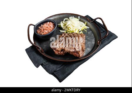 Bifteck de chevreuil avec sel de mer et salade. Isolé sur fond blanc Banque D'Images