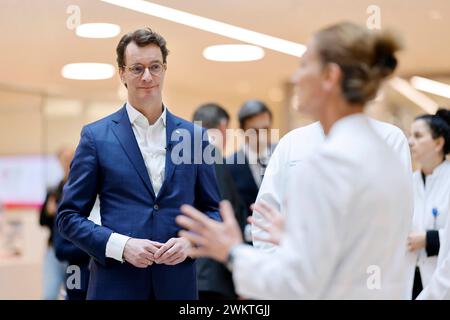 NRW-Ministerpräsident Hendrik Wüst CDU unterwegs im Rheinland : hier beim Besuch des Centrums für Integrierte Onkologie CIO an der Universitätsklinik Köln. Köln, 22.02.2024 NRW Deutschland *** NRW Ministre Président Hendrik Wüst CDU en tournée en Rhénanie ici lors d'une visite au Centre d'oncologie intégrée CIO à l'Hôpital universitaire de Cologne Cologne, 22 02 2024 NRW Allemagne Copyright : xChristophxHardtx Banque D'Images