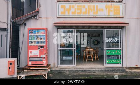 Située juste en face des quais du port de Shimoda, cette laverie automatique a immédiatement attiré mon attention à Shimoda, au Japon. Banque D'Images