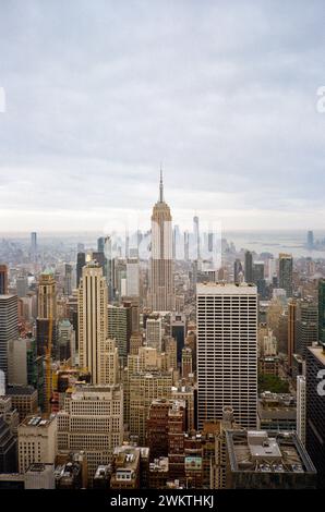 Vue sur l'Empire State Building et Manhattan depuis Top of the Rock, Rockefeller Center, New York City, États-Unis d'Amérique Banque D'Images