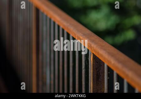 Garde-corps en acier Corten, avec éléments en fer oxydé et antirouille. Parapet de la structure surélevée. architecture qui dialogue entre passé et moderne. Banque D'Images