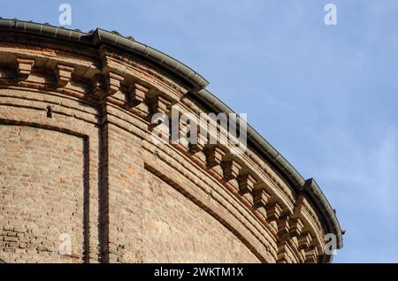 architecture particulière, ossature d'un bâtiment néoclassique avec briques apparentes, pilastres, frise, fronton et gouttière. façade historique Banque D'Images