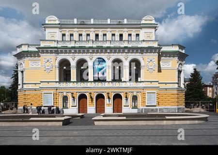 NIJNI NOVGOROD, RUSSIE - 30 mai 2023 : Théâtre dramatique académique de Nijni Novgorod le 19 juillet 2012 à Nijni Novgorod, Russie. Affiche pour le jeu de votre e Banque D'Images