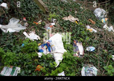 Harefield, Royaume-Uni. 20 février 2024. Ordures sur les rives du Grand Union canal à Harefield. Crédit : Maureen McLean/Alamy Banque D'Images