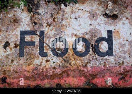 Harefield, Royaume-Uni. 20 février 2024. Un panneau d'inondation rouillé laissé par le Grand Union canal à Harefield. Crédit : Maureen McLean/Alamy Banque D'Images