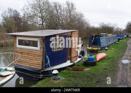 Harefield, Royaume-Uni. 20 février 2024. Bateaux et barges sur le Grand Union canal à Harefield. Crédit : Maureen McLean/Alamy Banque D'Images