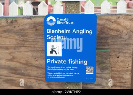 Harefield, Royaume-Uni. 20 février 2024. Un panneau pour Blenhim Angling Society près du Grand Union canal à Harefield. Crédit : Maureen McLean/Alamy Banque D'Images