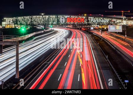 Autobahn A8 AM Flughafen Stuttgart mit Bosch-Parkhaus. Die 440 mètre lange Konstruktion bietet 4200 Fahrzeugen Platz. Bosch Hat die Namensrechte, der stilisierte Zündanker misst 12 Meter im Durchmesser. Damit ist es eine der größten Leuchtreklamen der Welt. // 04.05.2024 : Stuttgart, Bade-Württemberg, Allemagne. *** Autoroute A8 à l'aéroport de Stuttgart avec parking Bosch à plusieurs étages la structure de 440 mètres de long offre un espace pour 4 200 véhicules Bosch a les droits de dénomination, l'ancre d'allumage stylisée mesure 12 mètres de diamètre, ce qui en fait l'un des plus grands panneaux lumineux du monde Banque D'Images