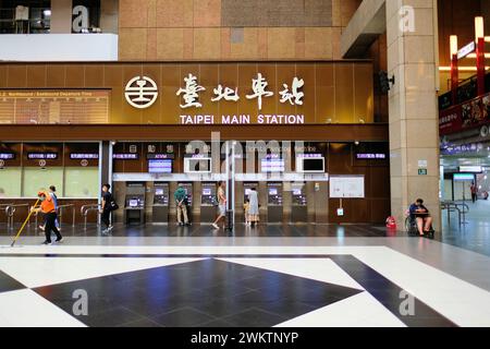 Distributeurs automatiques de billets dans le hall principal à la gare principale de Taipei à Taiwan ; ATVM et les clients, voyageurs, touristes, gardien balayage. Banque D'Images