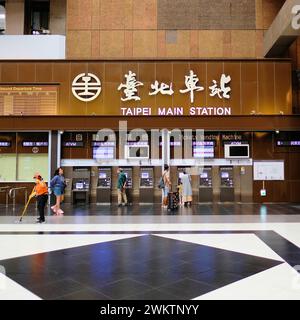 Distributeurs automatiques de billets dans le hall principal à la gare principale de Taipei à Taiwan ; ATVM et les clients, voyageurs, touristes, gardien balayage. Banque D'Images