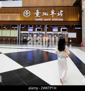 Distributeurs automatiques de billets dans le hall principal à la gare principale de Taipei à Taiwan ; ATVM et les clients, voyageurs, touristes, gardien balayage. Banque D'Images