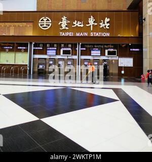 Distributeurs automatiques de billets dans le hall principal à la gare principale de Taipei à Taiwan ; ATVM et les clients, voyageurs, touristes, gardien balayage. Banque D'Images