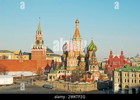 Vue vers le bas à la cathédrale Saint-Basile et la place Rouge, Kremlin, Moscou, Russie Banque D'Images