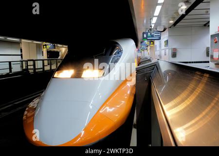 Nez du train Shinkansen japonais à grande vitesse TSHR 700T au quai d'embarquement de la gare principale de Taipei ; Taipei, Taiwan ; service ferroviaire à grande vitesse. Banque D'Images