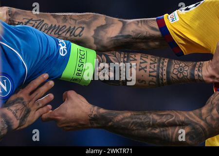 Naples, Italie. 21 février 2024. Les tatouages sur les bras de Giovanni Di Lorenzo de la SSC Napoli et Joao Cancelo du FC Barcelone sont vus alors qu'ils se battent pendant le match de l'UEFA Champions League au Stadio Diego Armando Maradona, Naples. Le crédit photo devrait se lire : Jonathan Moscrop/Sportimage crédit : Sportimage Ltd/Alamy Live News Banque D'Images