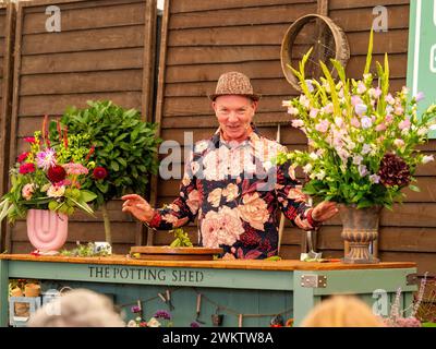 Jonathan Moseley, fleuriste de télévision sur scène interagissant avec le public tout en faisant une démonstration de floraison au Harrogate Flower Show. ROYAUME-UNI Banque D'Images