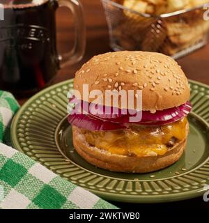 Un burger maison servi avec des frites Banque D'Images