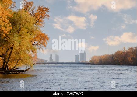 Centre-ville de Grand Rapids et la rivière Grand en automne Banque D'Images