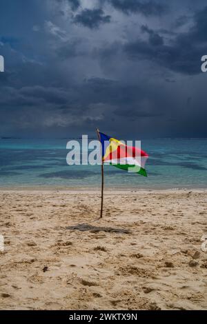 Drapeau des Seychelles, Anse source d'argent, la Digue, Seychelles Banque D'Images