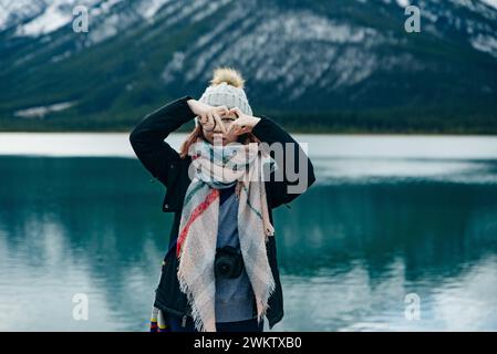 fille debout avec elle de retour à la visionneuse dans les montagnes banff, canada. Photo de haute qualité Banque D'Images