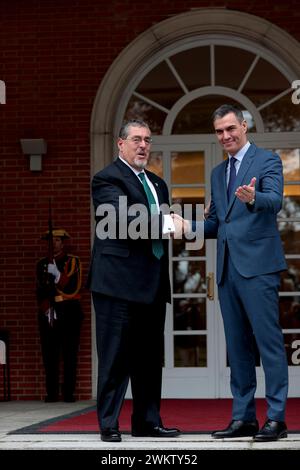 Madrid, Espagne. 22 février 2024. Madrid Espagne ; 02.22.2024.- Président le gouvernement espagnol Pedro Sánchez reçoit le président du Guatemala, Bernardo Arévalo, au complexe de la Moncloa, dans le cadre de son premier voyage officiel, qui coïncide avec le 160e anniversaire de l’établissement de relations diplomatiques entre les deux pays. Crédit : Juan Carlos Rojas/dpa/Alamy Live News Banque D'Images