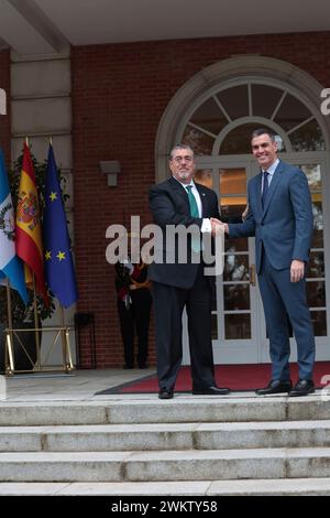 Madrid, Espagne. 22 février 2024. Madrid Espagne ; 02.22.2024.- Président le gouvernement espagnol Pedro Sánchez reçoit le président du Guatemala, Bernardo Arévalo, au complexe de la Moncloa, dans le cadre de son premier voyage officiel, qui coïncide avec le 160e anniversaire de l’établissement de relations diplomatiques entre les deux pays. Crédit : Juan Carlos Rojas/dpa/Alamy Live News Banque D'Images