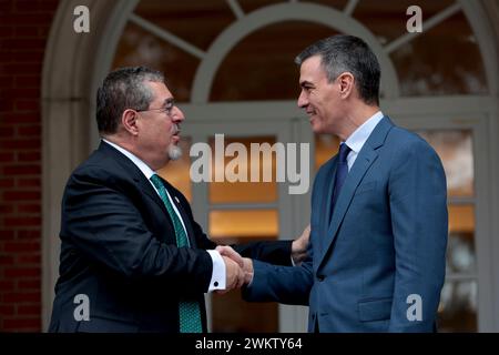 Madrid, Espagne. 22 février 2024. Madrid Espagne ; 02.22.2024.- Président le gouvernement espagnol Pedro Sánchez reçoit le président du Guatemala, Bernardo Arévalo, au complexe de la Moncloa, dans le cadre de son premier voyage officiel, qui coïncide avec le 160e anniversaire de l’établissement de relations diplomatiques entre les deux pays. Crédit : Juan Carlos Rojas/dpa/Alamy Live News Banque D'Images